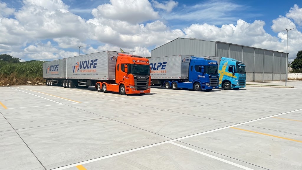 Três caminhões da frota Volpe Transportes em formação
