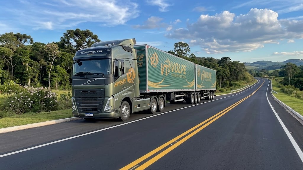 Caminhão verde da Volpe Transportes com composição bitrem em rodovia